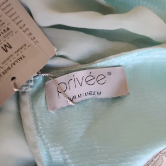 BNWT Privee Gown - M - Picture 6 of 7